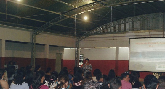Palestra para os pais antes dos atendimentos às crianças.